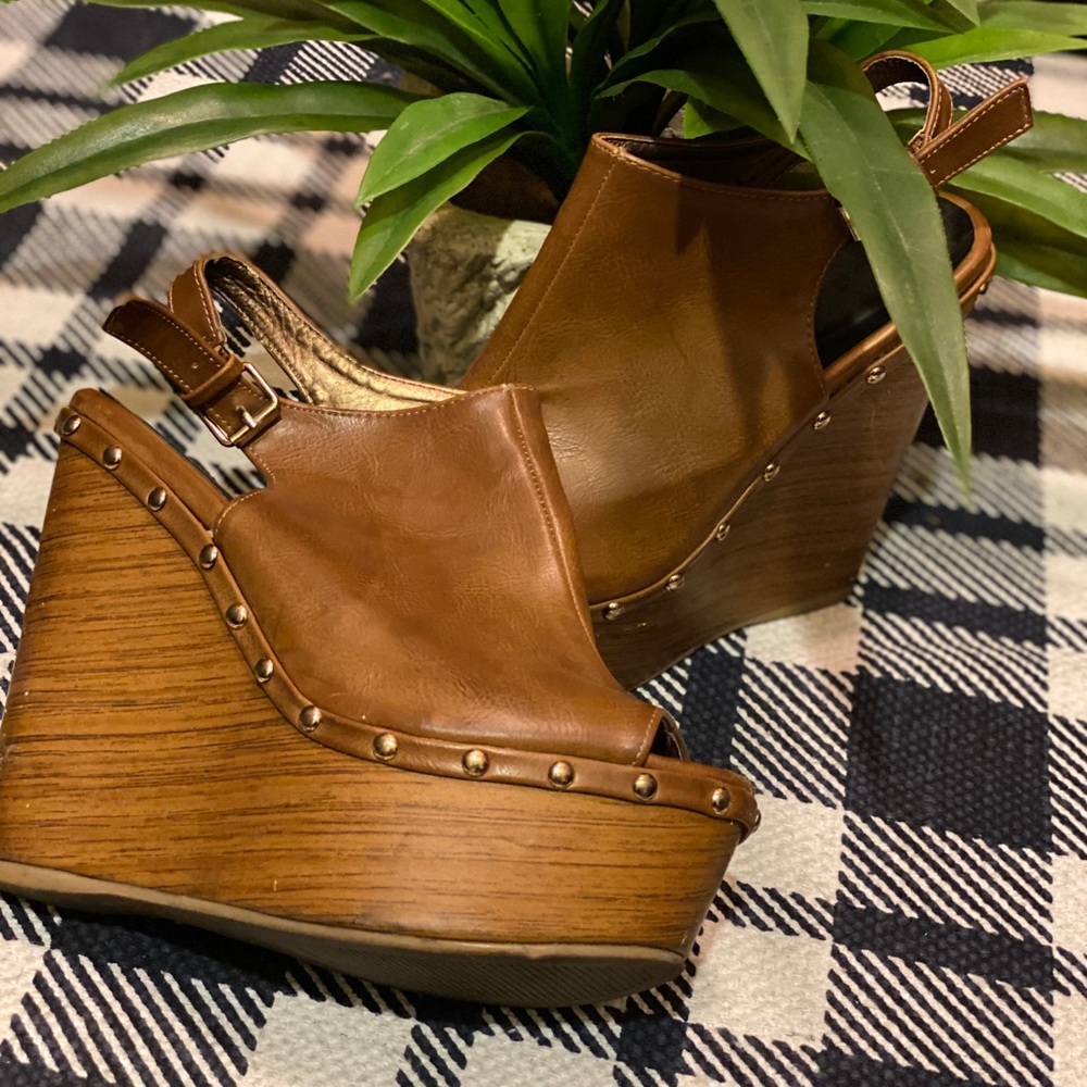 Wedges studded